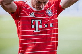 中欧体育-莱万多夫斯基在拜仁比赛中爆冷，高光表现引发热议！的简单介绍