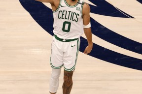 中欧体育-关于塔图姆在独行侠比赛中重返赛场，比赛局势复杂引发热议！观众掌声雷动的信息